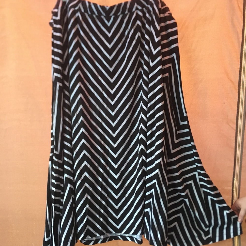 Roaman's (4X) maxi skirt chevron/V pattern
